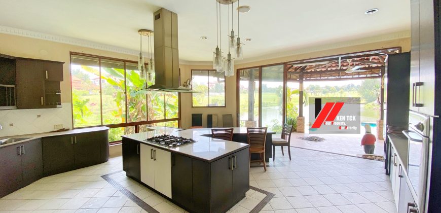 Tropicana Golf Lake View & Golf View Bungalow